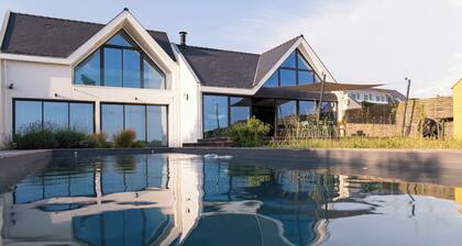 Villa with pool, ocean view
