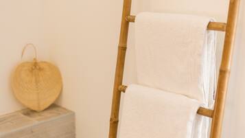 Una escalera de madera con una toalla blanca colgada.