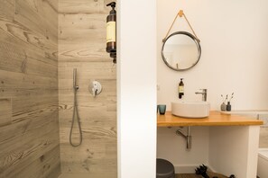 Ducha, artículos de tocador gratuitos, secador de pelo, toallas