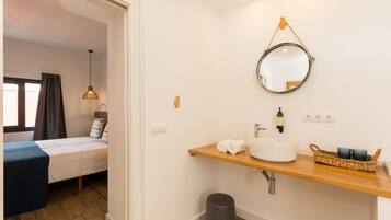 Superior Double Room | Bathroom | Shower, free toiletries, hair dryer, towels