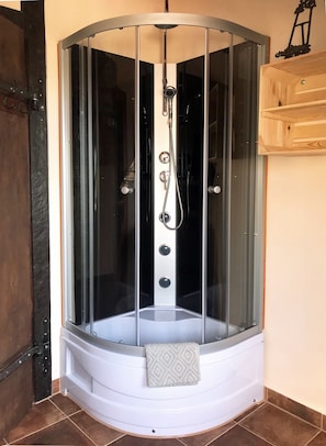 Duschwanne, Haartrockner, Bidet, Handtücher