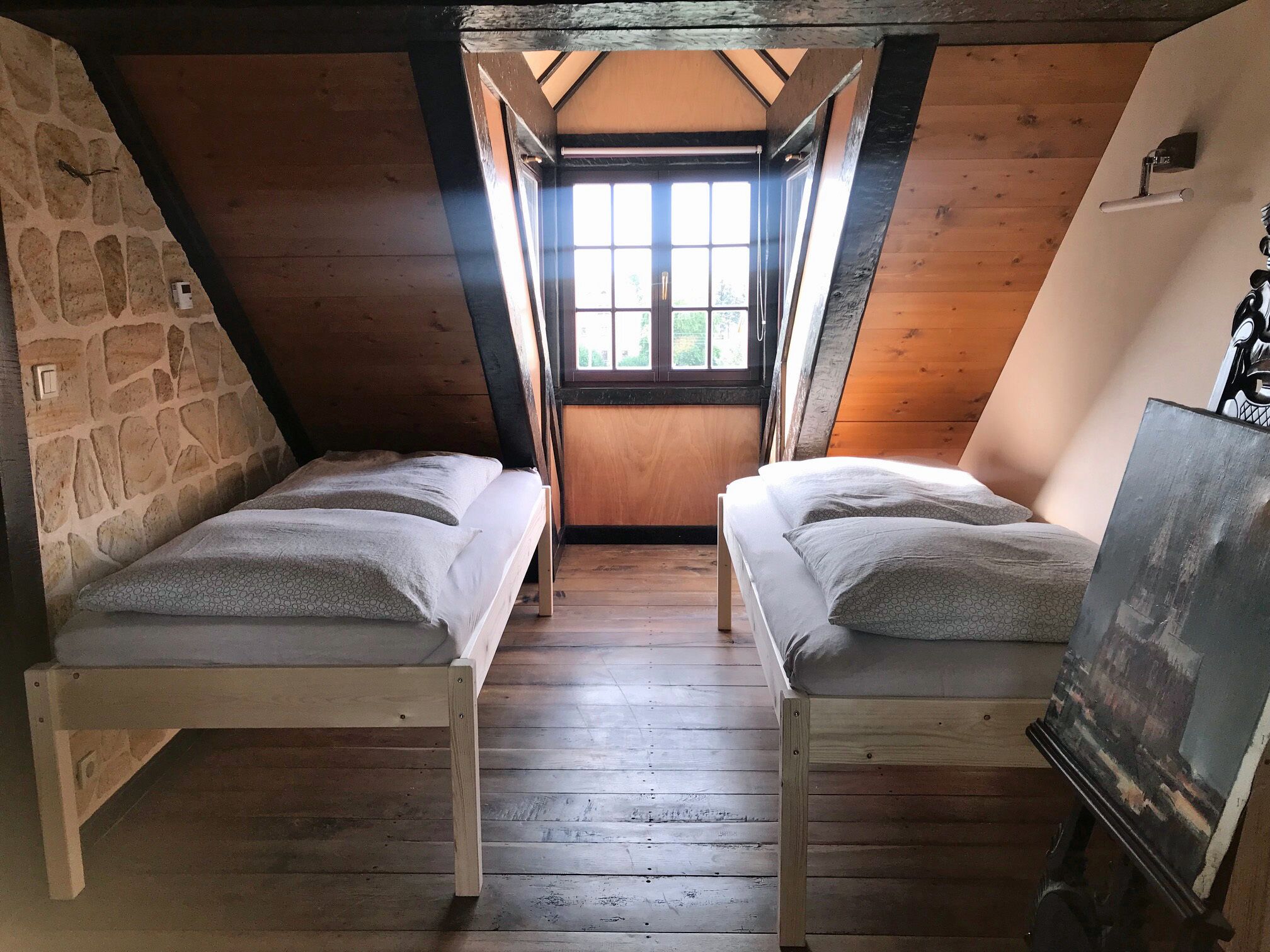 1 habitación, escritorio, tabla de planchar con plancha y cuna de viaje 