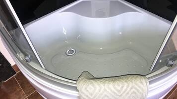 Ensemble douche/baignoire, sĂšche-cheveux, bidet, serviettes fournies