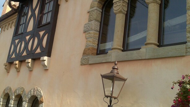 Un edificio de estilo arquitectónico tradicional, con ventanas de arco y elaborados detalles de piedra.