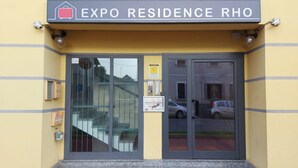 L'entrée de l'Expo Residence Rho se distingue par une porte en verre et une enseigne portant le nom de l'établissement.