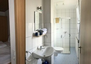 Double Room | Bathroom | Shower, towels - Hotel Dribischenhof (Willingen)