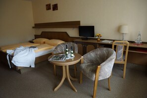 Standard Double Room, Non Smoking, Balcony | Free WiFi, bed sheets - Pension und Landhaus Wölfel (Bad Steben)