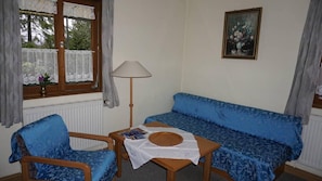 Standard-Apartment, Nichtraucher (1) | Wohnzimmer | Flachbildfernseher