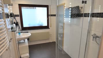 Family Double Room | Bathroom | Deep soaking tub, free toiletries, hair dryer, towels