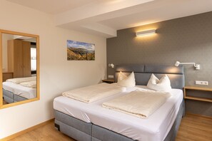 Habitación doble | Caja fuerte, wifi gratis, ropa de cama
