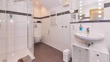 Family Double Room | Bathroom | Deep soaking tub, free toiletries, hair dryer, towels
