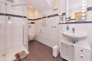 Doppia familiare | Bagno | Vasca da bagno a immersione totale, set di cortesia gratuito