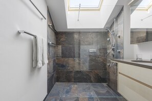 Condo Deluxe, vue sur la montagne | Salle de bain | Douche, douche cascade, séchoir à cheveux, pantoufles