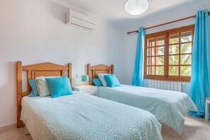 2 bedrooms, iron/ironing board, free WiFi, bed sheets - Air-Conditioned Holiday Home "Es Cantó" with Pool, Wi-Fi and Terrace (Cala Llombards)