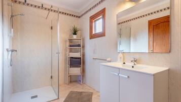 Shower, free toiletries, hair dryer, towels