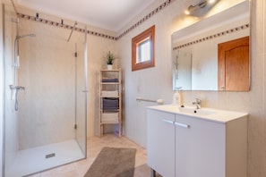 Shower, free toiletries, hair dryer, towels