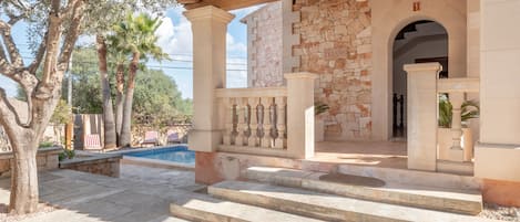 تفاصيل الفندق من الخارج