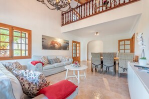 TV - Air-Conditioned Holiday Home "Es Cantó" with Pool, Wi-Fi and Terrace (Cala Llombards)