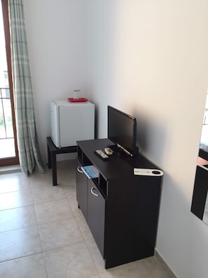 Doppelzimmer, Balkon | Minibar, individuell dekoriert, Verdunkelungsvorhänge