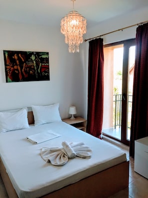 Doppelzimmer, Balkon | Minibar, individuell dekoriert, Verdunkelungsvorhänge