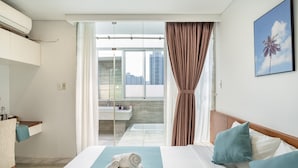Desk, soundproofing, free WiFi, bed sheets - Mie House 1 (Ho Chi Minh City)