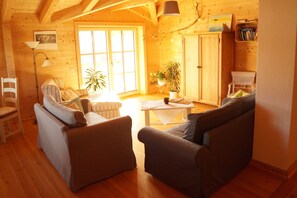 TV, DVD player, livros, aparelho de som
