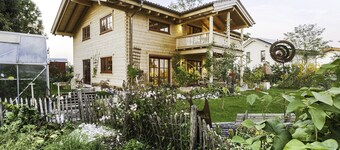 Fantastisk lägenhet i en timmerstuga framför bergen