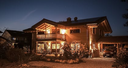 Traumhafte Ferienwohnung im Blockhaus vor den Bergen