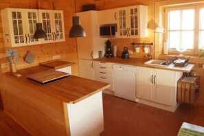 冷蔵庫、電子レンジ、オーブン、コンロ