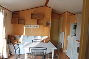Mobile Home (Vert) | Living area | Flat-screen TV