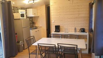 Mobile Home (Blanc) | Living area | Flat-screen TV