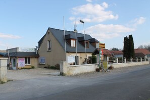 Breakfast, lunch, dinner served; local cuisine  - Camping de La Pointe (Bourg-et-Comin)