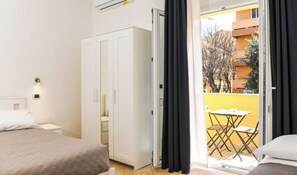 Quadruple Room, Balcony | In-room safe, blackout drapes, soundproofing, free WiFi - Domo Alghero Centro (Alghero)