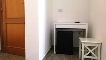 Cofres nos quartos, cortinas blackout, quartos à prova de som