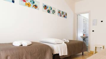 Vierbettzimmer, Balkon | Zimmersafe, Verdunkelungsvorhänge, schallisolierte Zimmer