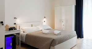 Quadruple Room, Balcony | In-room safe, blackout drapes, soundproofing, free WiFi - Domo Alghero Centro (Alghero)