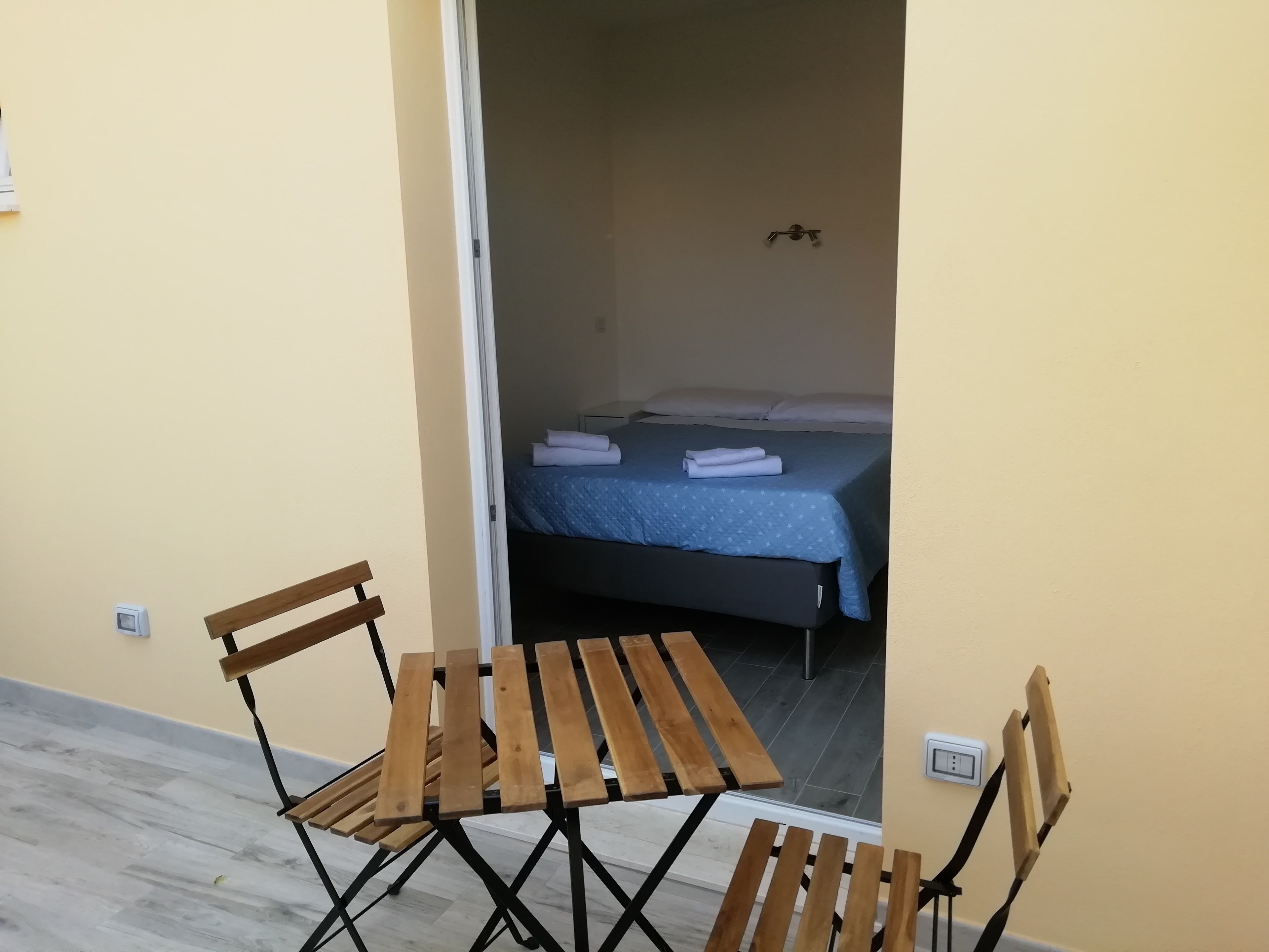 Une pièce comprenant un lit, une table et une chaise.