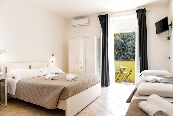 Caja de seguridad en la habitación y cortinas blackout