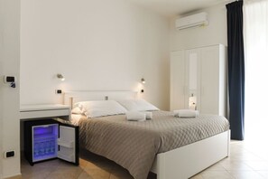 Quadruple Room, Balcony | In-room safe, blackout drapes, soundproofing, free WiFi - Domo Alghero Centro (Alghero)