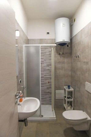 Vierbettzimmer, Balkon | Badezimmer | Dusche, Haartrockner, Handtücher, Seife