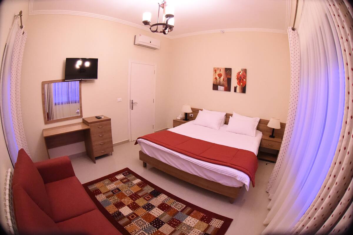 Phòng Suite, quang cảnh núi | Minibar, két bảo mật tại phòng, bàn, bàn ủi/dụng cụ ủi quần áo