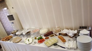 Bữa sáng kiểu Âu hàng ngày (10 USD/mỗi người)