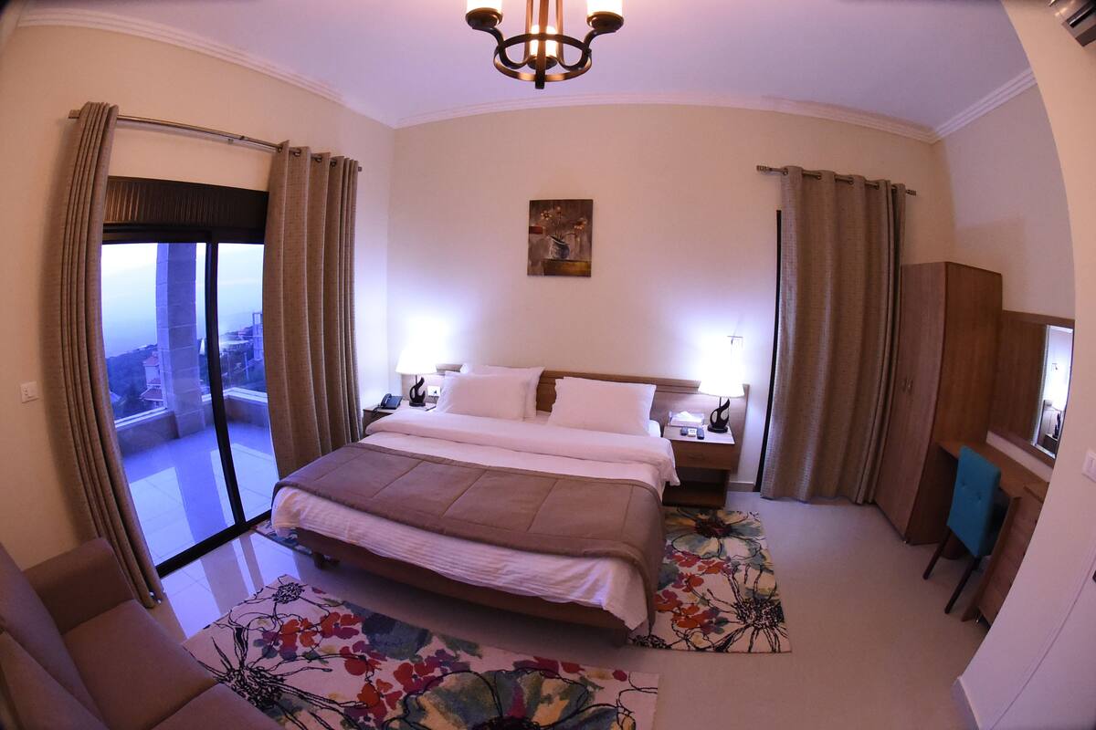 Phòng Suite (Coast View) | Minibar, két bảo mật tại phòng, bàn, bàn ủi/dụng cụ ủi quần áo