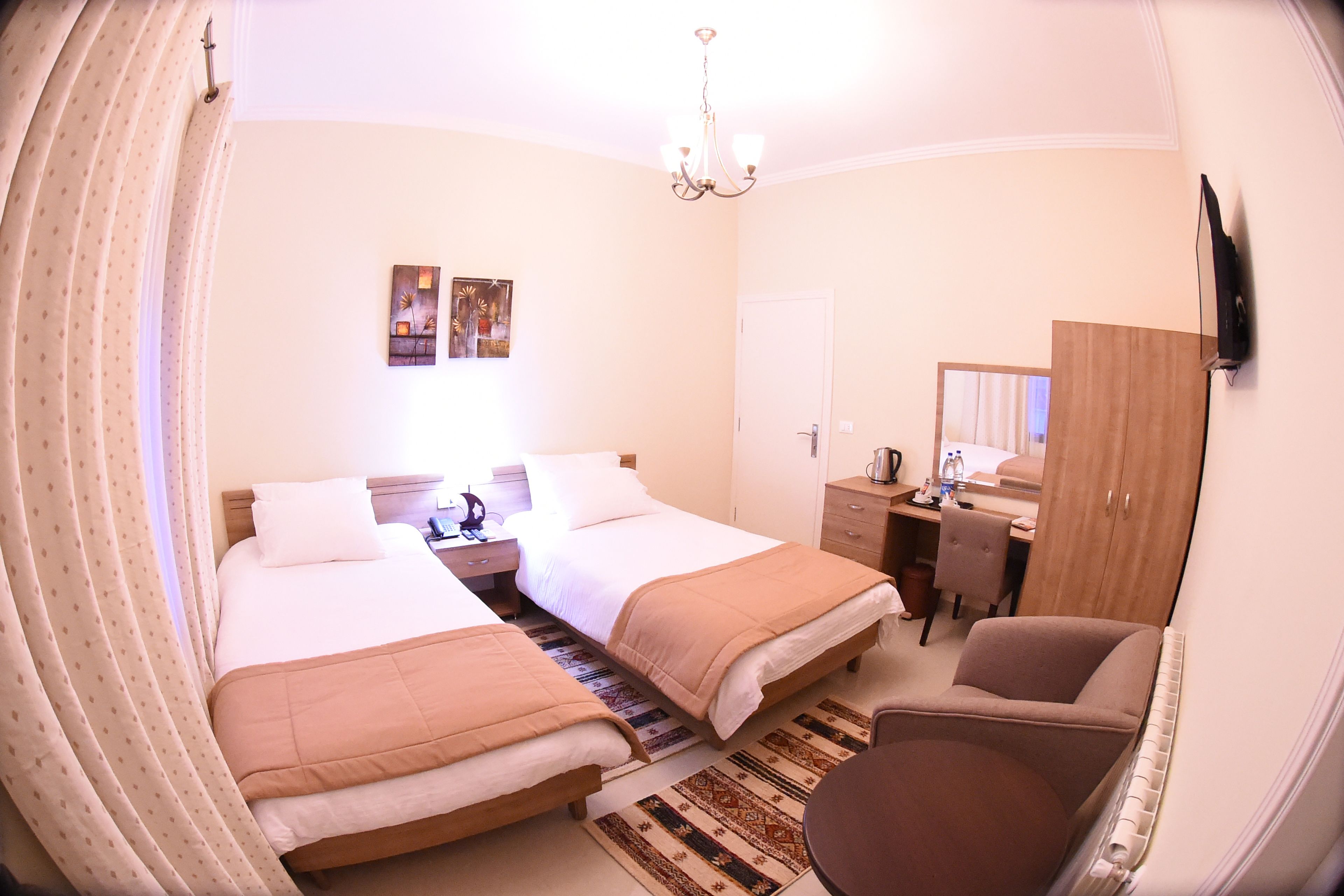 Phòng, quang cảnh núi | Minibar, két bảo mật tại phòng, bàn, b àn ủi/dụng cụ ủi quần áo 