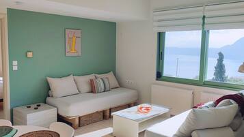 Panoraamahuoneisto, 1 makuuhuone, näköala lahdelle, vuorten lähellä (West) | Oleskelualue | 32–tuumainen taulutelevisio, jossa digitaalikanavat