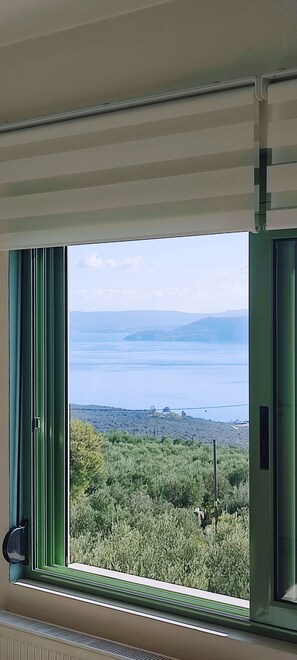 Panoramic-Apartment, 1 Schlafzimmer, Buchtblick, Bergseite (West) | Wohnbereich | 32-Zoll-Flachbildfernseher mit Digitalempfang, LCD-Fernseher