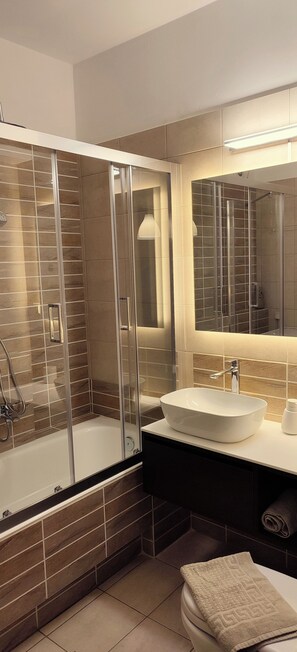 Departamento panorámico, 1 habitación, vista a la bahía, junto a la montaña (West) | Baño | Tina con regadera, regadera tipo lluvia, amenidades de baño gratuitas 