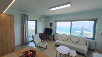 Panoraamastudio, 1 makuuhuone, valtamerinäköala, vuorten lähellä (East) | Oleskelualue | 32–tuumainen taulutelevisio, jossa digitaalikanavat