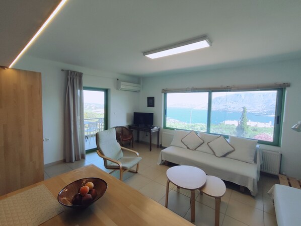 Panoramic-Studio, 1 Schlafzimmer, Meerblick, Bergseite (East) | Wohnbereich | 32-Zoll-Flachbildfernseher mit Digitalempfang, LCD-Fernseher