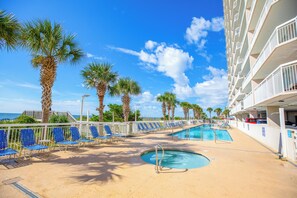 من حمّامات السباحة المغطاة، حمّام سباحة مُدفَّأ